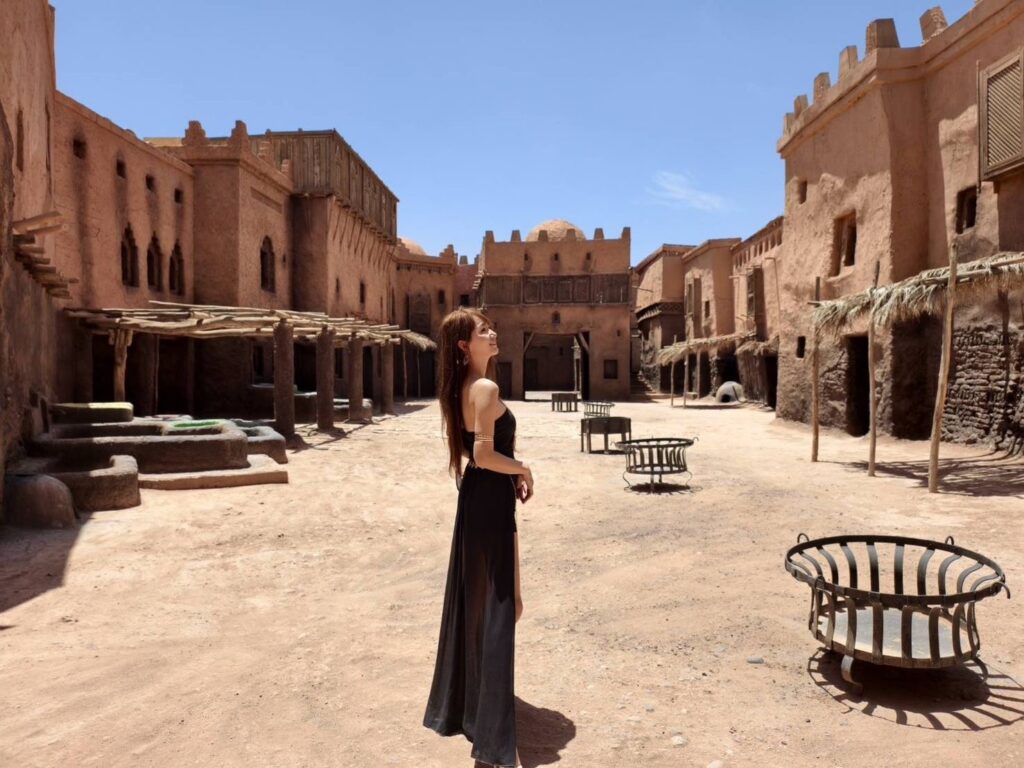 桑薩在瓦爾札札特的阿特拉斯電影城擺姿勢拍照。